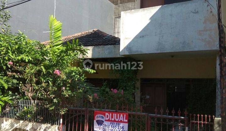 Rumah tua di daerah Taman Ratu 2