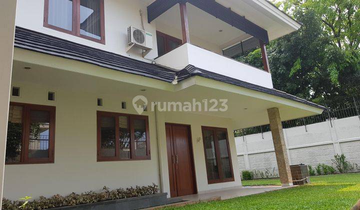 Rumah di Simprug. Strategis. Taman Luas Sekali. Hoek. Siap Huni &amp; Nyaman 1