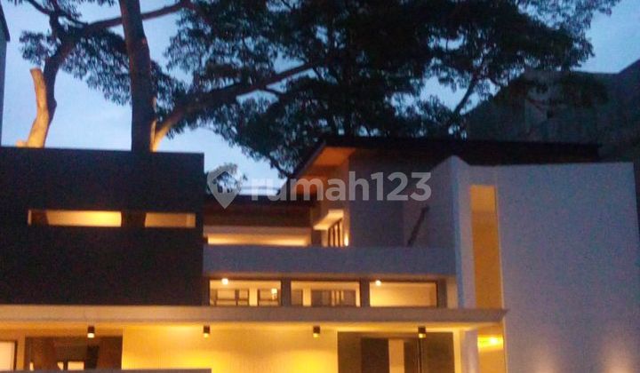 Rumah Mewah dengan Kolam Renang Pribadi (Kode 74)