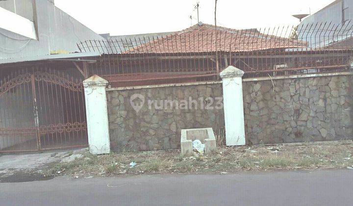 Rumah lama Babatan Pantai lokasi bagus hadap taman 1