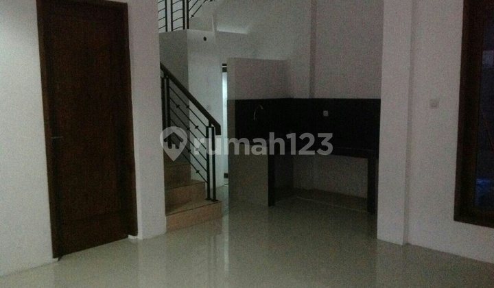 Beautiful House in a strategic Arcamanik location. 2