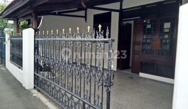 Rumah baguss... siap huni.. parkiran luas bisa 2 mobil