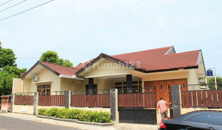 RUMAH MEWAH KOLAM RENANG 1