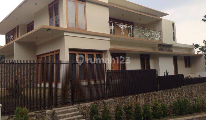 Rumah 2 Lantai Bagus Semi Furnished Sertifikat Hak Milik di Dago, Bandung 1