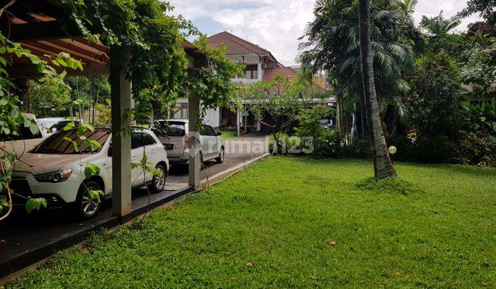 Rumah dengan halaman luas dan garden 1