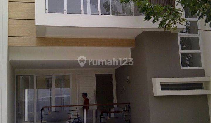 Rumah minimalis samping taman Modern Land 1