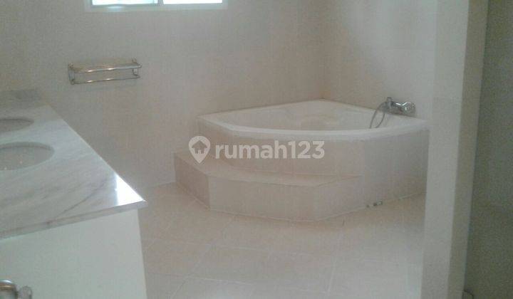 Rumah Cantik, Siap Huni, Lingkungan Nyaman Dan Tenang di Kemang 2