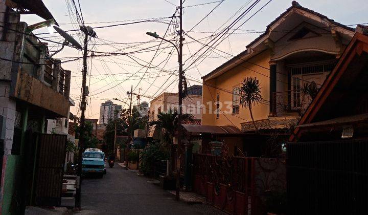 Rumah Cantik Hoek 2 Lantai di Utan Kayu LT 300 M2 Akses 2 Mobil,, cocok untuk Kost-Kost area Salemba, Matraman dsk 2