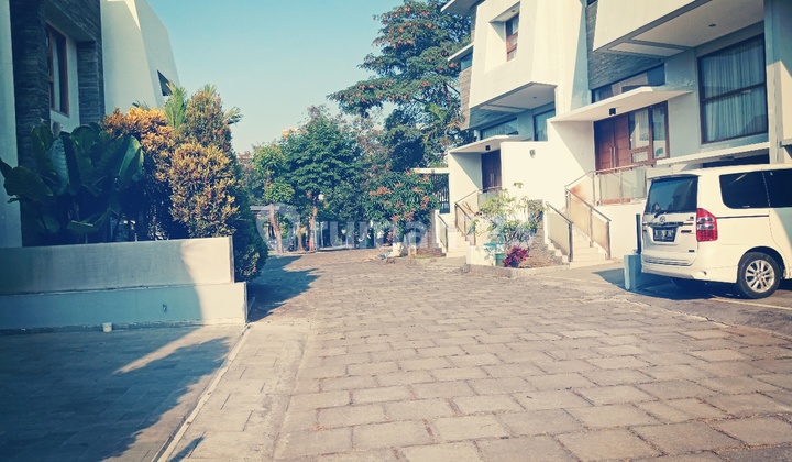 House with a townhouse concept near UB campus. 2