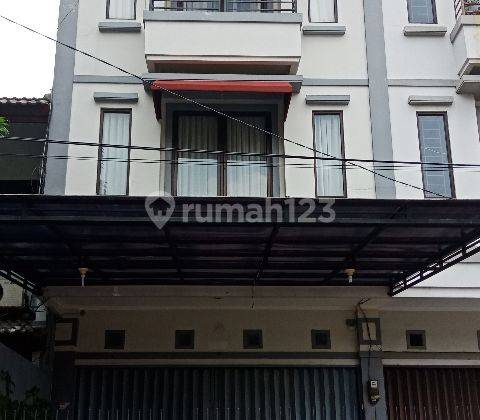 Rumah Cantik 3 Lantai Pasar Baru cocok untuk Rumah Tinggal / Kost-Kostan, LB 220m2 Akses 2 Mobil 1