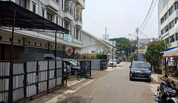 Rumah Cantik 3 Lantai Pasar Baru cocok untuk Rumah Tinggal / Kost-Kostan, LB 220m2 Akses 2 Mobil 2