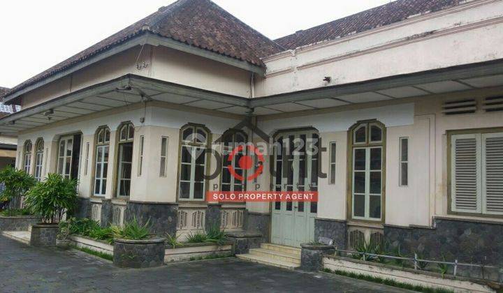 Rumah Loji Kolonial Klasik Etnik Tengah Kota 1