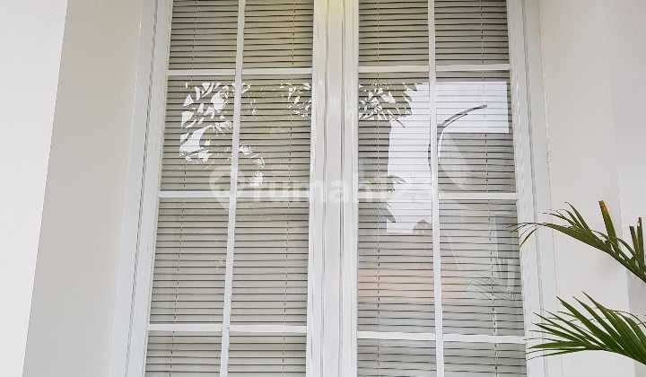 Small pretty house with nice kitchen ! Small pretty house with nice kitchen !