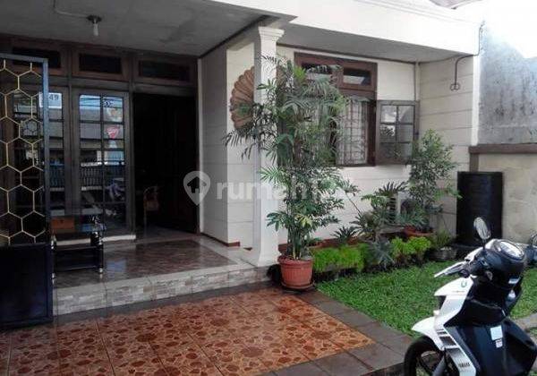 Rumah  Luas dan Mewah di Jatiwaringin 1