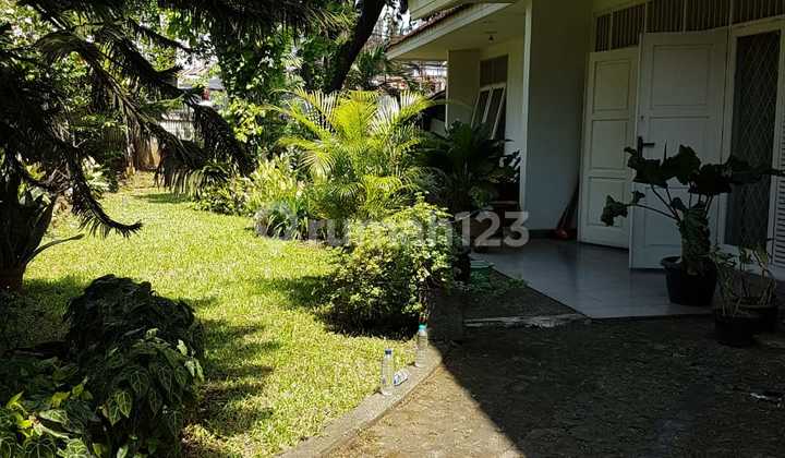 Rumah dengan Halaman Luas Di Kebayoran Baru, Brawijaya 
