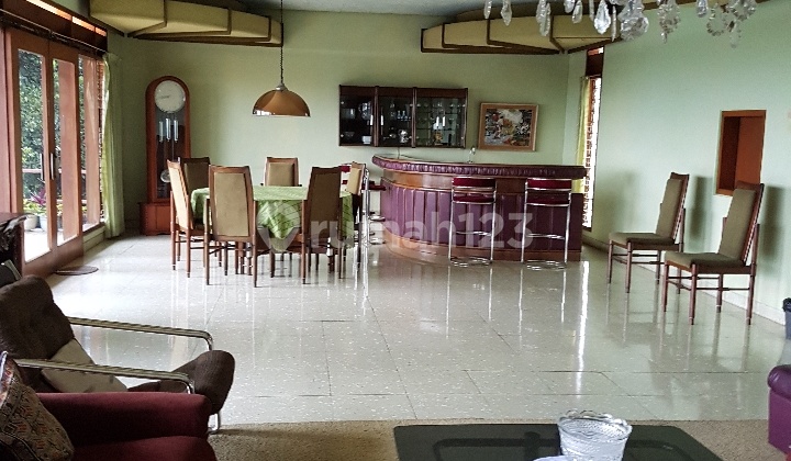 Rumah tua terawat, kusen jati, view bandung 1