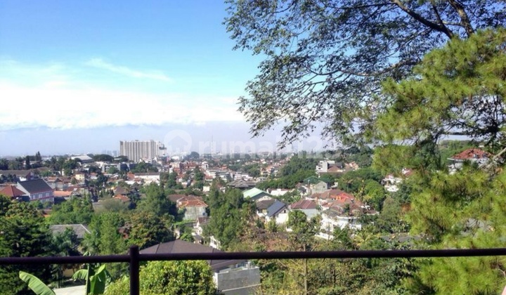 Rumah tua terawat, kusen jati, view bandung 2