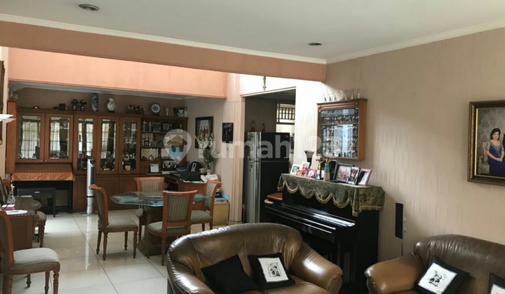 Rumah cantik pinggir jalan utama Bintaro