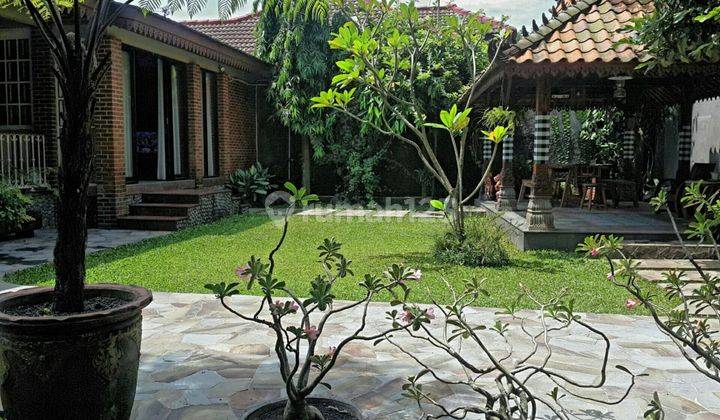 Rumah klasik dan etnik. Sangat elegan plus gazebo. Cocok untuk hunian dan investasi yang sangat nyaman dan istimewa tentunya 1