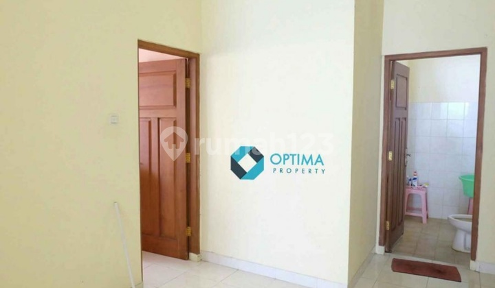 A 2-story house in a residential area very close to UGM Yogyakarta campus, precisely on Jl. Flamboyan Deresan, Caturtunggal, Depok, Sleman, Yogyakarta. 2