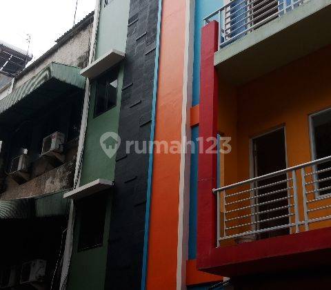 Rumah Kost Harian Mangga Besar 5 Lantai Siap Huni, 12 Kamar FULL AC, BU, !!! Cash Flow pendapatan min. 25 juta / bulan Akses Jalan 2,5 Mobil, Luas Tanah 67 m2 1