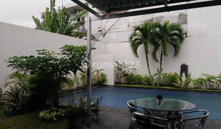 Rumah  mewah  ada kolam  renang  di jalan  kaliurang 1