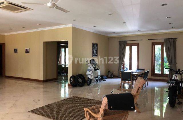 Rumah nyaman dgn kolam renang dan taman di daerah strategis Kemang Dalam 2