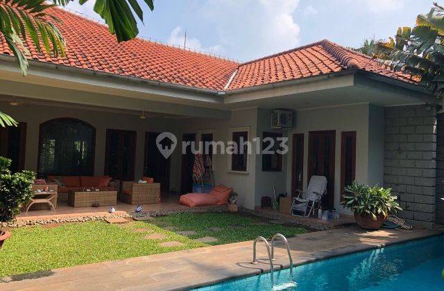 Rumah nyaman dgn kolam renang dan taman di daerah strategis Kemang Dalam 1