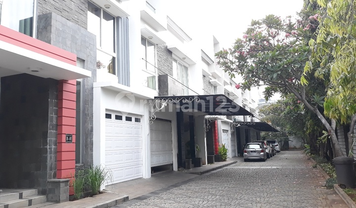 Beautiful Townhouse Near Gelora Bung Karno (GBK), Senayan Beautiful Townhouse Near Gelora Bung Karno (GBK), Senayan