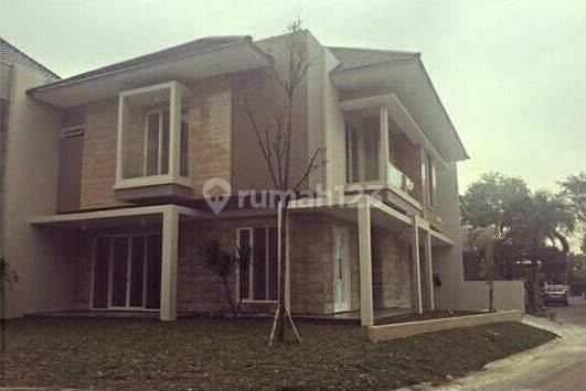 Rumah bangunan baru sangat mewah di Villa Taman Gapura, Citraland, Surabaya 1