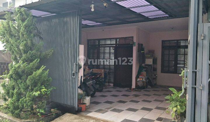 Rumah Tinggal di jln. utama Komp Taman Holis Indah Bandung depan taman 1