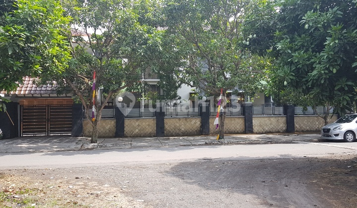 Rumah mewah di solo kota, suasana asri dikelilingi tanaman..