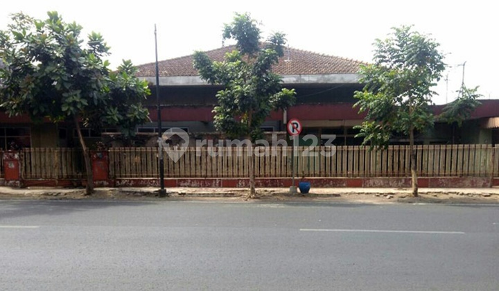 Rumah Luas Strategis Tepi Jalan Raya Rumah Luas Strategis Tepi Jalan Raya