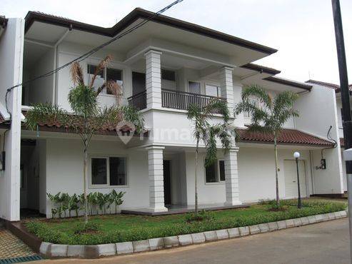 Rumah Bagus dan Terawat di Jl. Kemang Timur V, Jakarta Selatan ST-R347 1