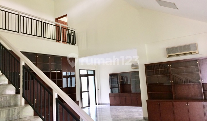 Rumah Cerah yang Indah dengan Taman Hijau Ajh06088 2