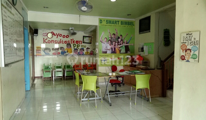 ruang tamu di  rumah di kompleks inkopad,