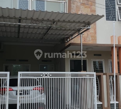 Modern minimalist 2.5-story house with a strategic location in the city center, close to public facilities.