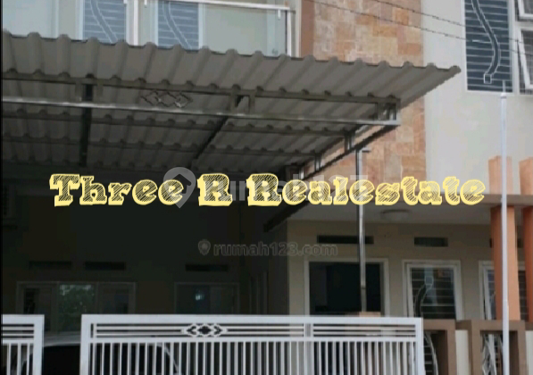 Modern minimalist 2.5-story house with a strategic location in the city center, close to public facilities.