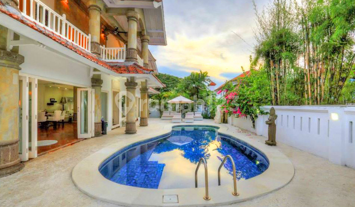 Rumah mewah style kolonial di Ungasan Bali (EMPV0061)