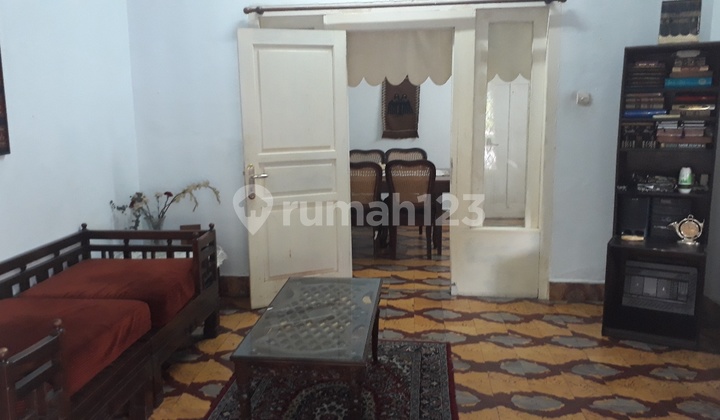 rumah lama di area pegangsaan, area hunian, dekat dengan taman