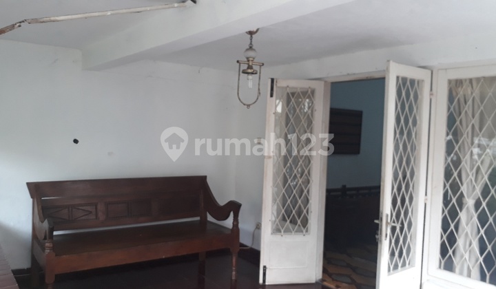 rumah lama di area pegangsaan, area hunian, dekat dengan taman 2