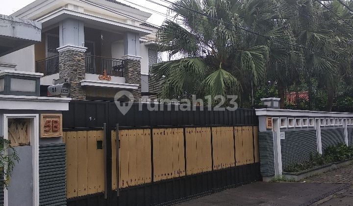 nice comfortable house in Jagakarsa negotiable price access for 2 cars 2