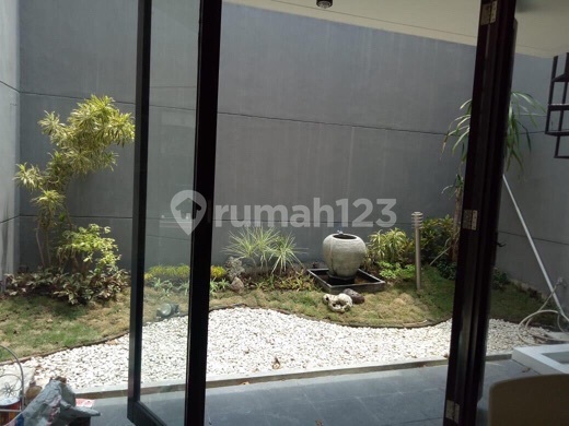 Rumah Cantik 2 lantai seperti baru lokasi strategis dekat meer 2
