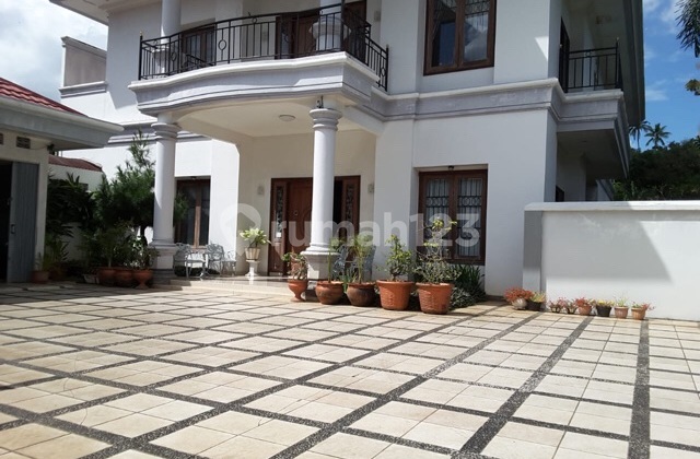 Rumah mewah 2 lantai full furnished Winangun Batukota Manado