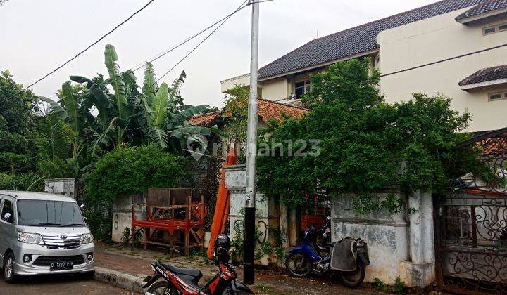 Rumah Menteng Hoek Murah Cilosari, LT 716m2, LB 300 m2 Kawasan Pemukiman Elit Menteng, Akses Jalan 3 Mobil, Dekat Cikini 1