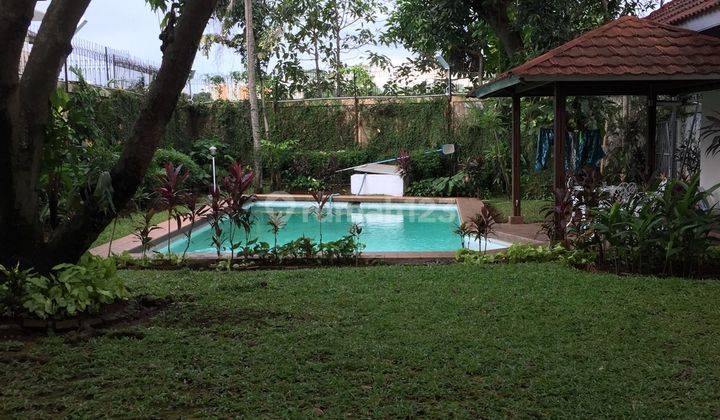 Rumah dengan kolam renang di Pondok Indah 2