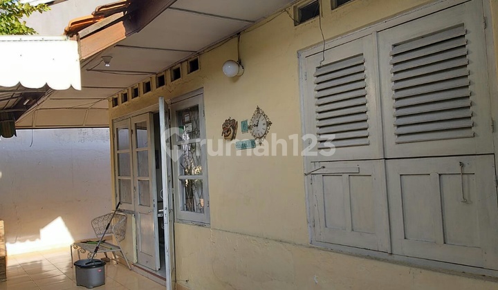 Rumah Tua Nan Nyaman di Daerah Strategis 2