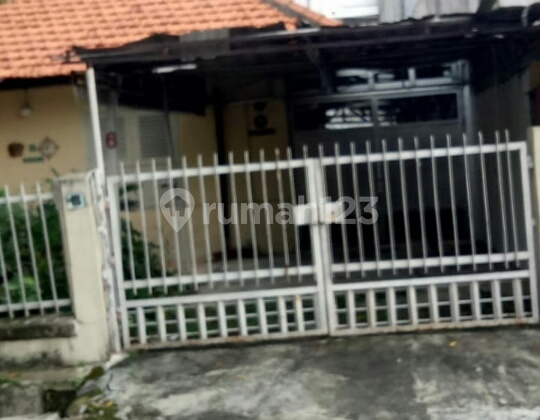 Rumah Tua Nan Nyaman di Daerah Strategis 1