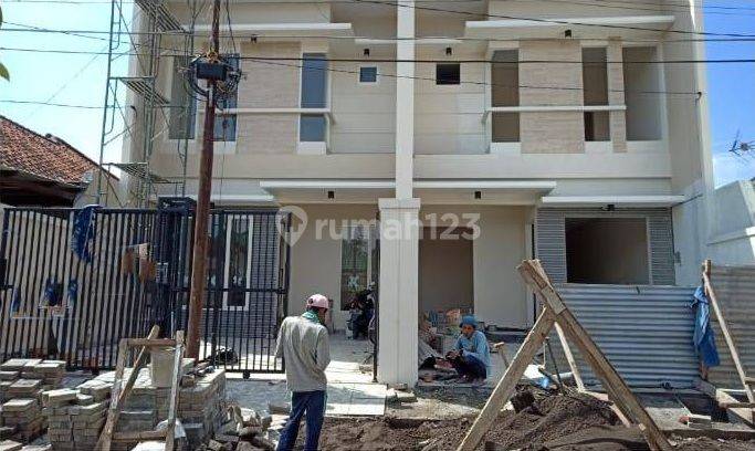 Rumah BAGUS! new gress minimalis ada kolam renang di Klampis, Surabaya 1