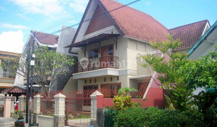 Rumah Klasik 2 Lantai Siap Huni Semi Furnished Di Kawasan Elite 2